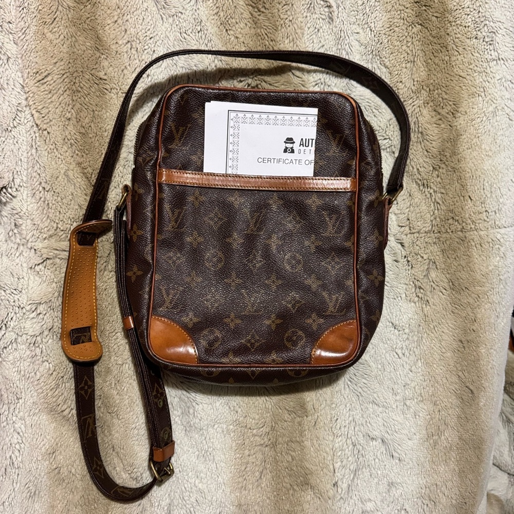 🔥 COA Louis Vuitton Danube Monogram Crossbody Bag in GUC 🔥